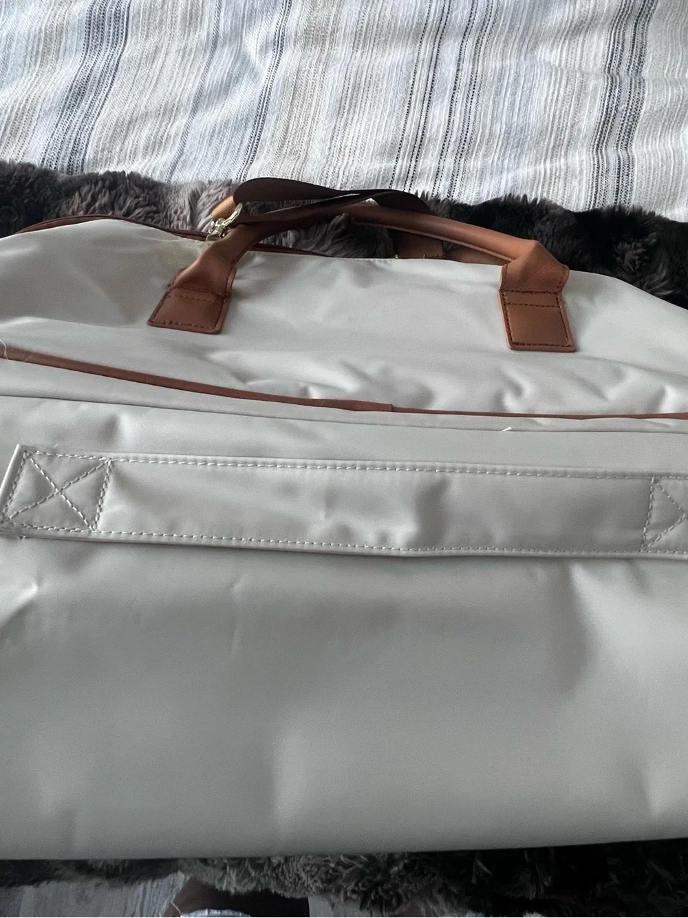 it Luggage Alluring Weekender Duffel Bag - Cream & Tan